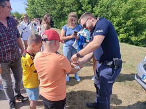 policjant pokazuje dzieciom kajdanki