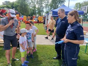 policjantka przekazuje odblaski dzieciom