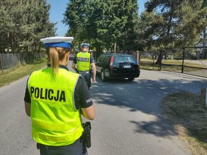 policjanci podejmują kontrolę drogową