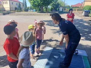 policjantka pokazuje jak przechodzić przez pasy