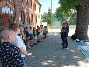 policjantki rozmawiają z uczniami