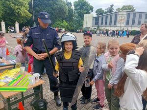 uczeń przymierza strój policyjny