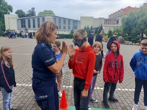 policjantka prowadzi ucznia w alkogoglach