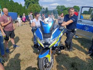 policjant pokazuje dzieciom motocykl