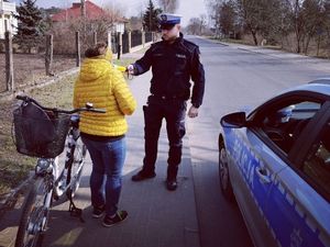 policjant sprawdza stan trzeźwości rowerzysty