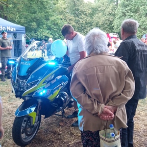 stasza kobieta i mężczyzna stoją i patrzą na motocykl na którym siedzi dziecko