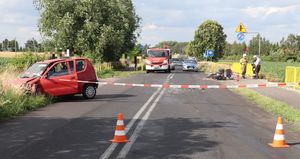 widok miejsca wypadku, fiat w rowie i motocykl na poboczu przewrócony