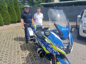 policjant i Piotr stoją przy motocyklu