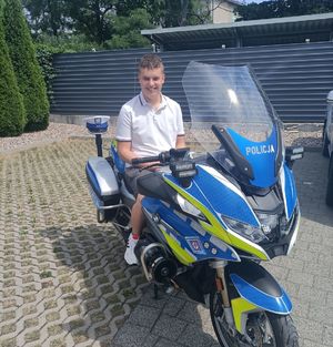 Piotr siedzi na motocyklu