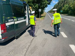 policjant i funkcjonariusz ITD obserwują ruch na drodze