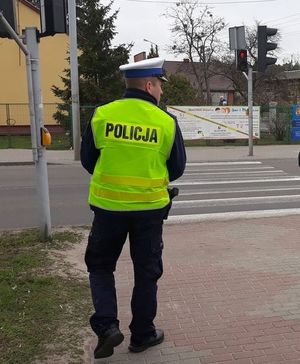 Policjant stoi przed przejściem dla pieszych