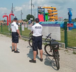 Policjanci na rowerach w rejonie parku wodnego
