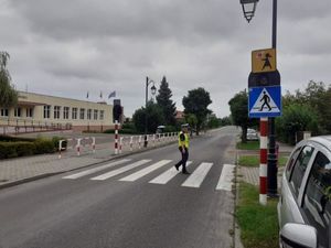 policjant  sprawdza przejście dla pieszych przy szkole