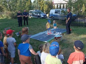 dzieci uczą się przejścia przez drogę na specjalnej macie