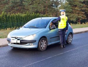 policjantka bada stan trzeźwości kierowcy