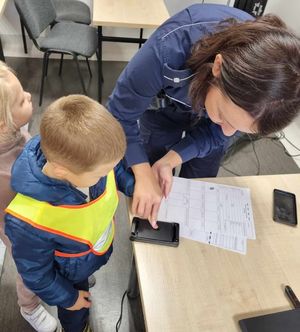 policjantka pobiera odciski palców