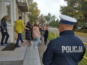 policjant obserwuje ewakuację