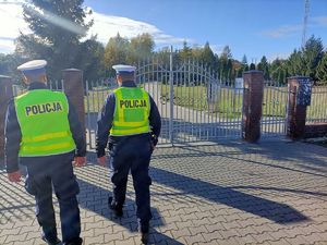 policjanci wchodzą na cmentarz