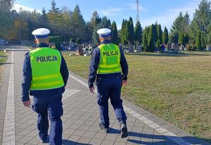 policjanci idą przez cmentarz