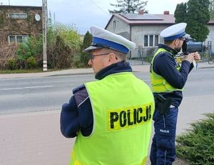 policjanci stoją na drodze