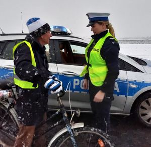 policjantka przekazuje kamizelkę odblaskową