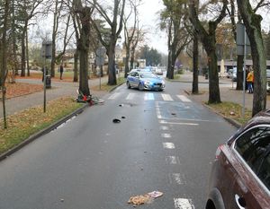 ulica gdzie doszło do wypadku, rower leży na poboczu, w tle radiowóz