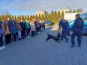 przewodnicy pokazują uczniom psa słuzbowego