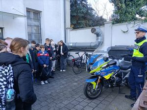 policjant pokazuje motocykl policyjny