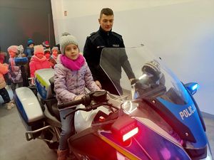 dziecko siedzi na motocyklu