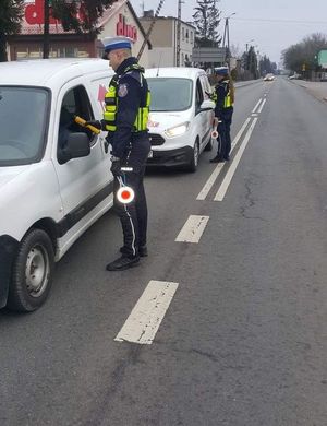 Policjanci kontrolują stan trzeźwości dwóch zatrzymanych kierujących autami osobowymi