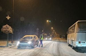 policjant podchodzi do zatrzymanego pojazdu