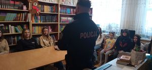 policjant rozmawia z dziećmi