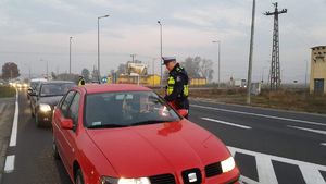 policjant  bada stan trzeźwości kieryjącego pojazdem