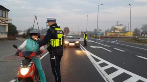 policjant bada stan trzeźwości kierującej skuterem