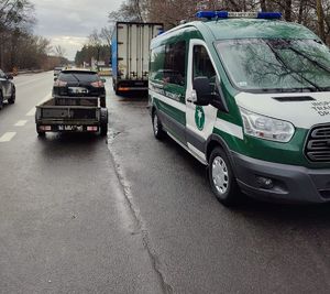 zatrzymany pojazd osobowy,obok stoi pojazd Inspekcji Transportu Drogowego