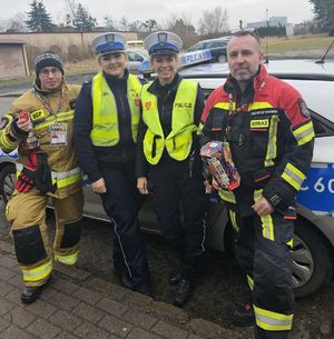 Policjantki z strażą OSP którzy zbierają na WOŚP