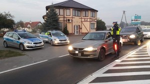 policjant bada stan trzeźwości kierowcy