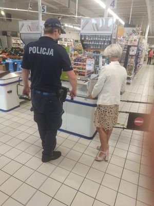 policjant z kobietą w sklepie