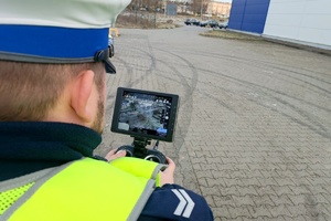 policjant patrzy na wideorejestrator