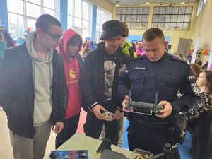 policjant wyjaśnia obsługę drona