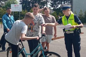 policjantka stoi przy rowerzyście