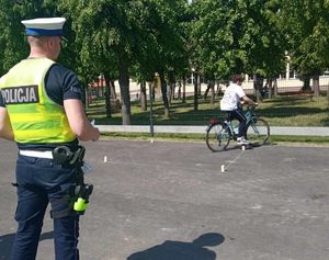 policjant obserwuje ucznia w trakcie egzaminu