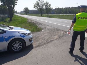 policjant obserwuje ruch na drodze