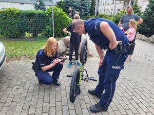 policjanci znakują rower