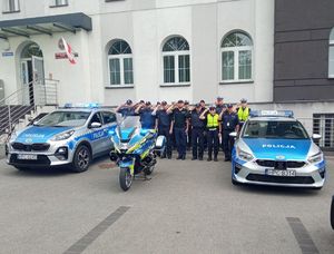 policjanci oddają honor przy radiowozie i motocyklu na sygnałach świetlnych i dźwiękowych