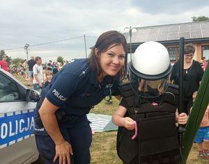 policjantka z dzieckiem ubranym w pz