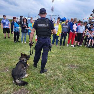 przewodnik z psem stoi przed uczestniakmi