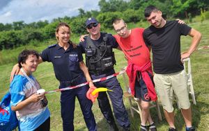 policjanci stoją z uczestnikami