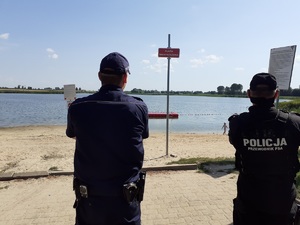 policjanci przyglądają się plaży