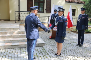 policjant podaje rękę Pani Zastępcy Komendanta Wojewódzkiego